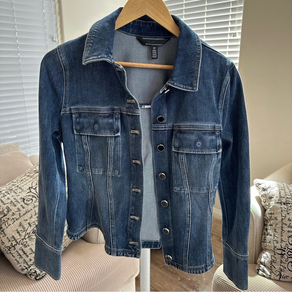 Blue Jean Jacket with Fitted Silhouette and Contrast Stitching